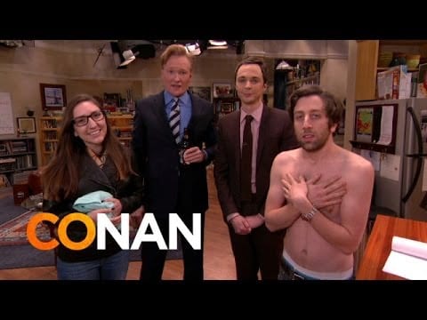 „The Big Bang Theory“: Jim Parsons stürmt das Set mit einem Fan und schenkt ihm etwas ganz besonderes