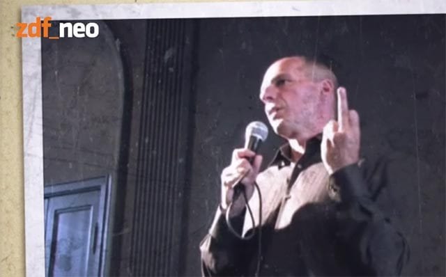 Böhmermann gibt Varoufakis den Finger