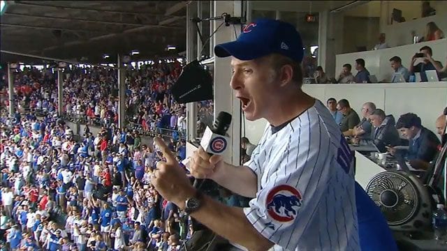 Bob Odenkirk singt im Baseballstadion der Chicago Cubs
