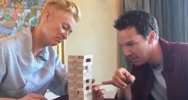 Benedict Cumberbatch und Tilda Swinton machen ein Q&A mit Jenga Steinen