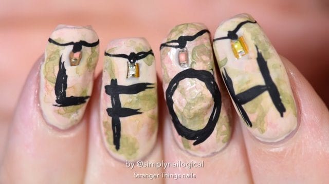 (Festliches) Stranger Things Nail Art