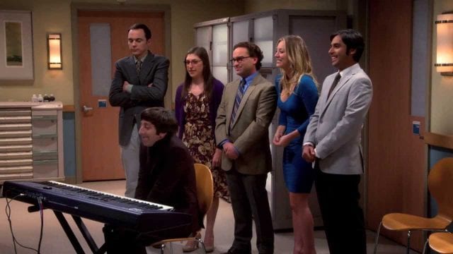 Kaley Cuoco singt The Big Bang Theory Theme Song