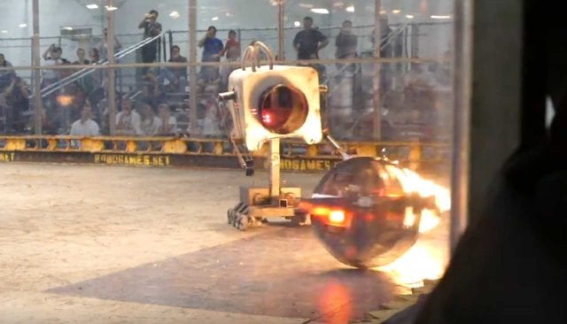 60kg schwerer „Pass the Butter“-Kampfroboter mit Flammenwerfer