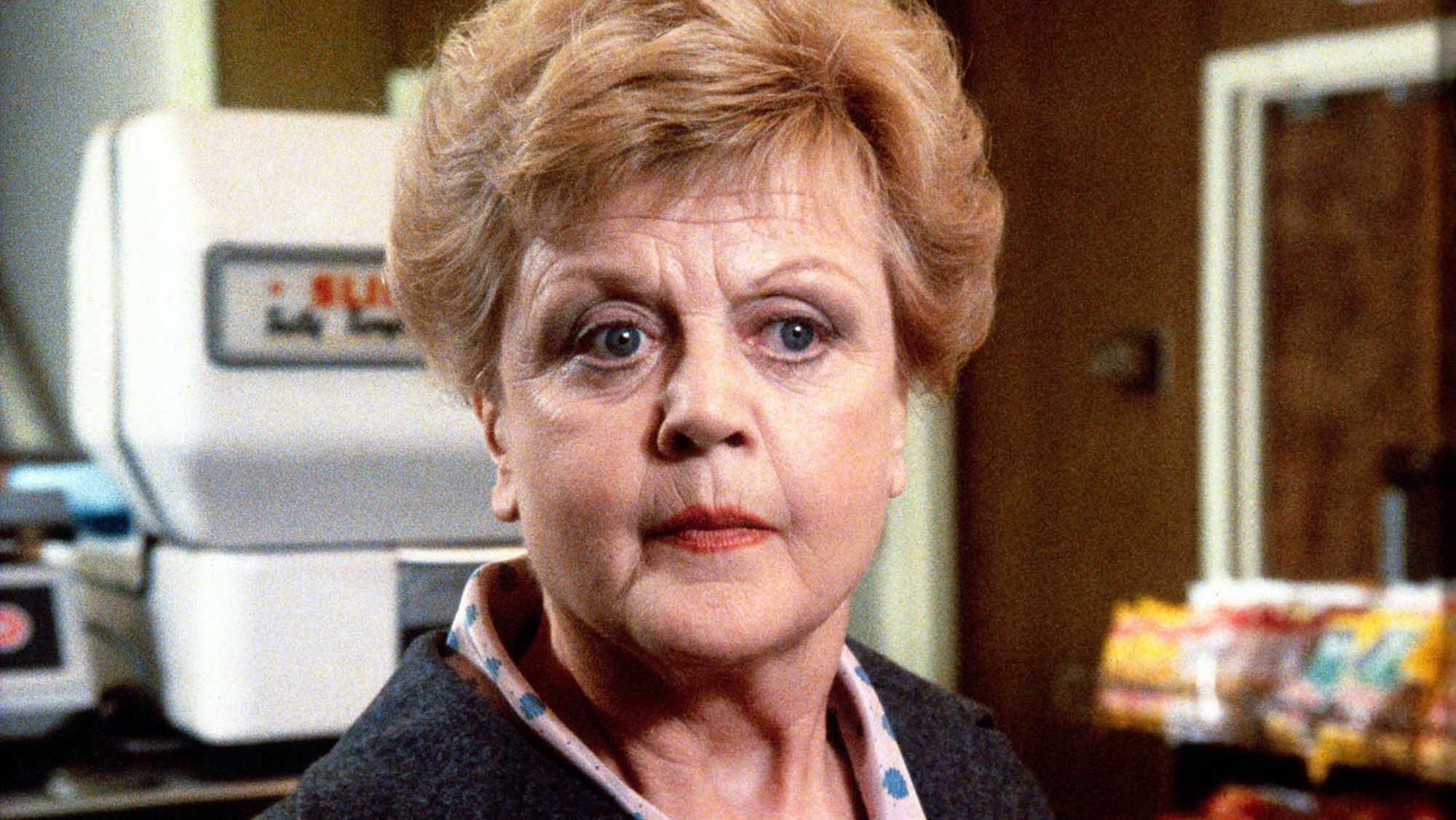 Murder she wrote. Анджела Лэнсбери она написала убийство. Murder she wrote трек. Энтони Пуллен шоу она написала убийство. Мурдер оф Мюриэл Маккей.