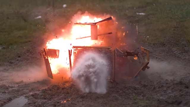 Explodierender Röhrenfernseher in Slow-Mo