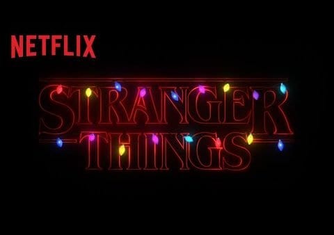 "Stranger Things"-Kids verpacken Geschenke für ihre größten Fans