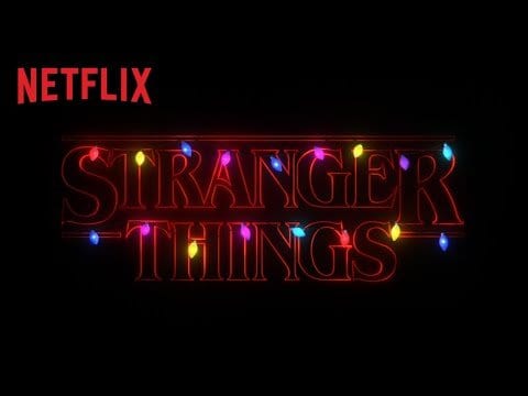 „Stranger Things“-Kids verpacken Geschenke für ihre größten Fans