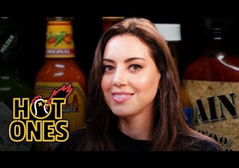 Aubrey Plaza im milch-schnäubenden Hot Wings-Interview