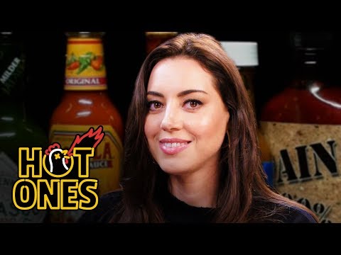 Aubrey Plaza im milch-schnäubenden Hot Wings-Interview