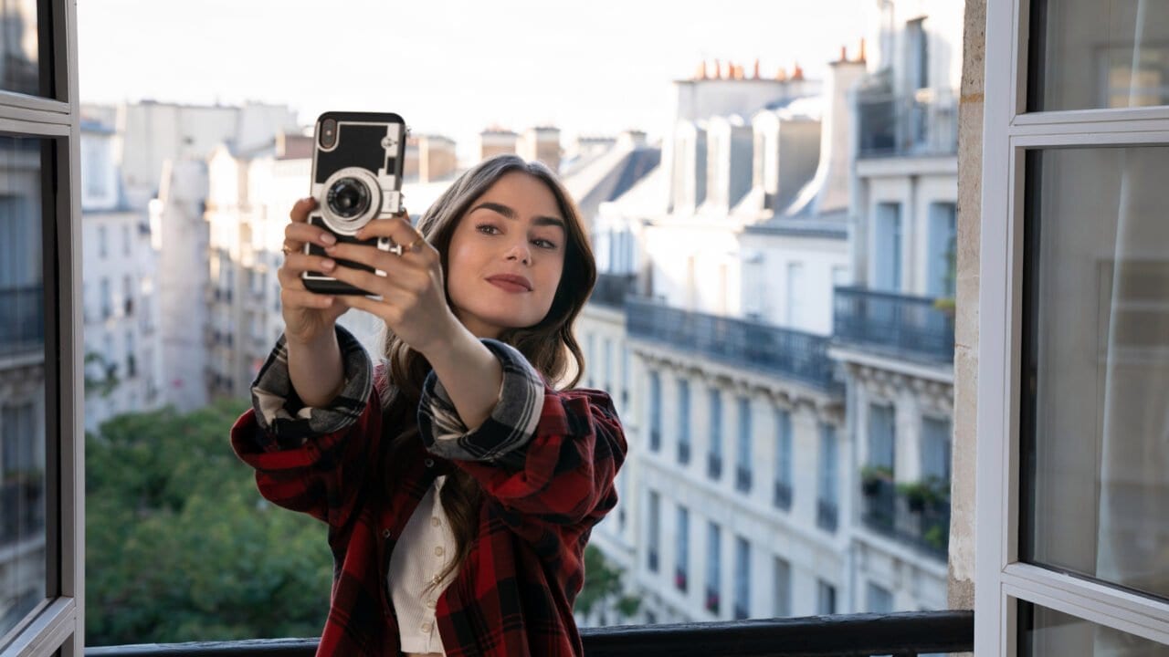 Netflix‘ Emily in Paris – Szene für Szene erklärt von Lily Collins