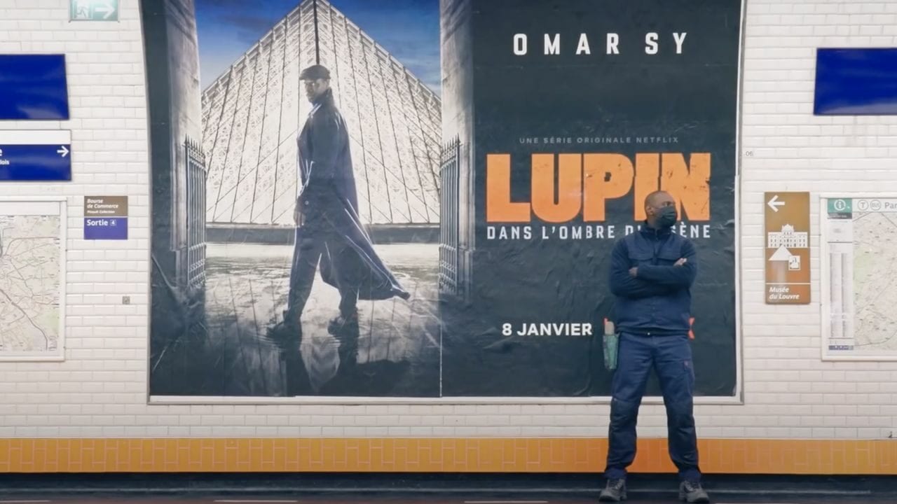 Lupin: Darsteller täuscht Zuschauer beim Plakat aufkleben