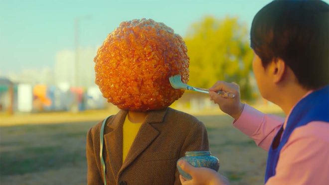 In dieser Netflix-Serie verwandelt sich eine Frau in einen „Chicken Nugget“