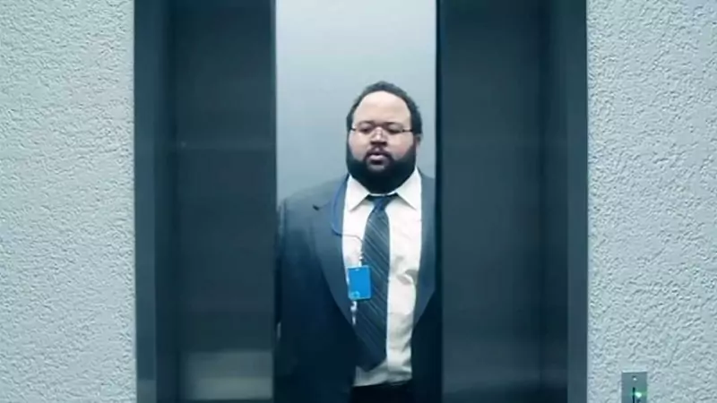 Das perfekte Timing der Fahrstuhl-Szene in „Severance“ S02E02